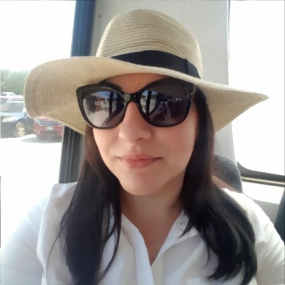 Meet your Posher, Simona